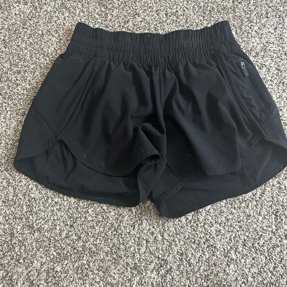 LULULEMON WOMENS TRACK THAT HIGH RISE 3” SHORTS IN PERFECT CONDITION, SIZE 6